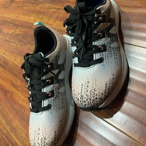 Tennis shoes